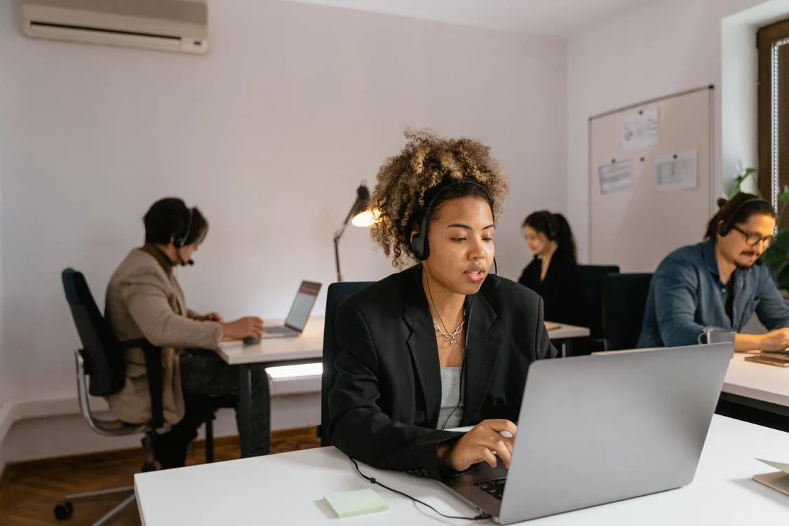 The Difference Between an Answering Service vs. Call Center